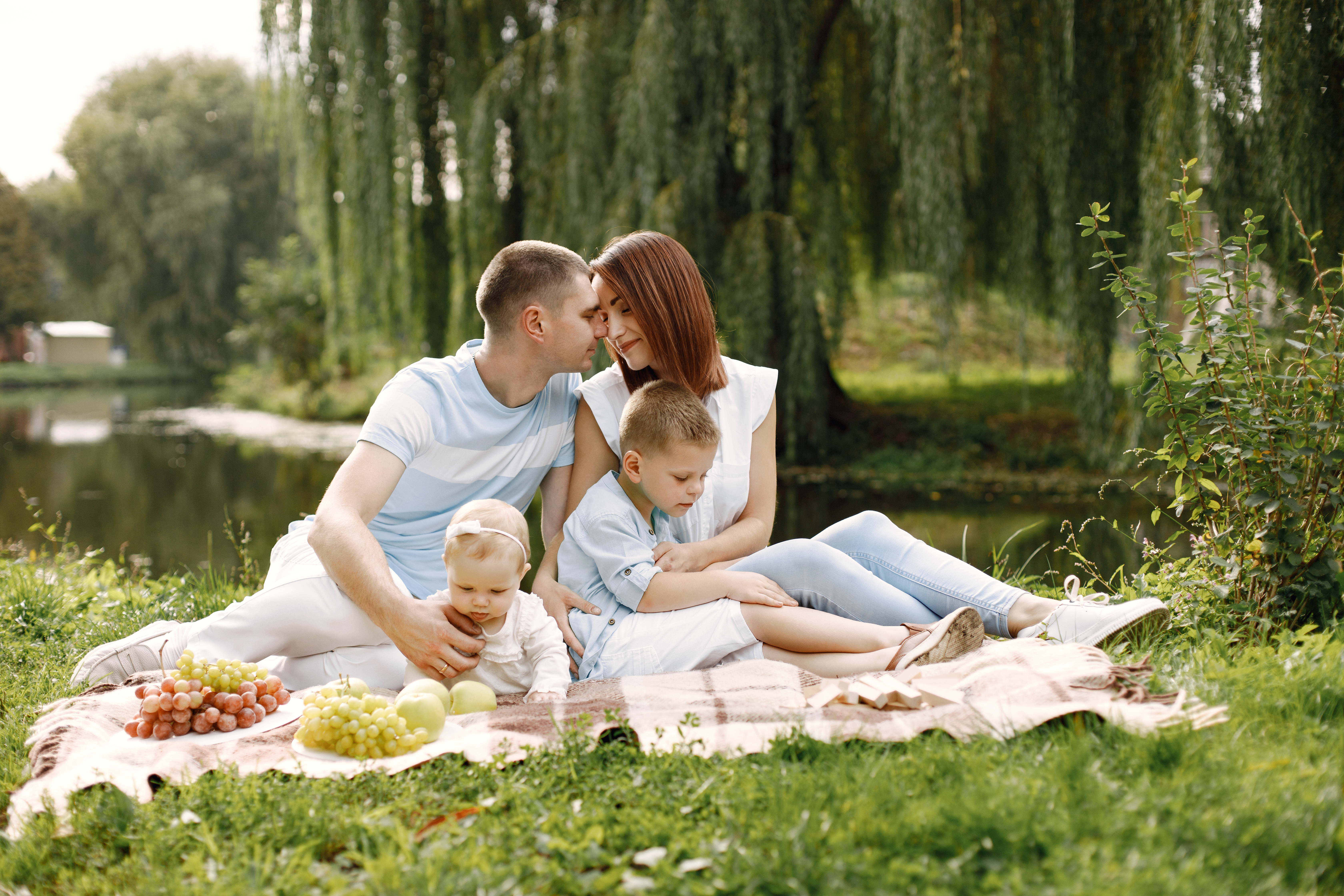 Familia al aire libre compartiendo